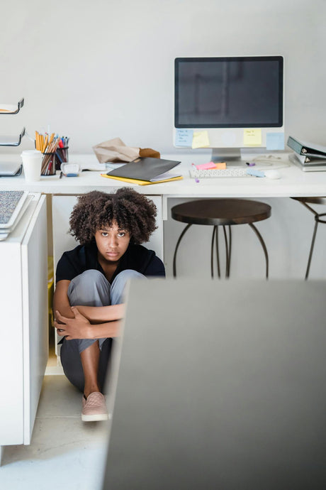 Manual vs. Electric Standing Desks: Which One Is Right for You?