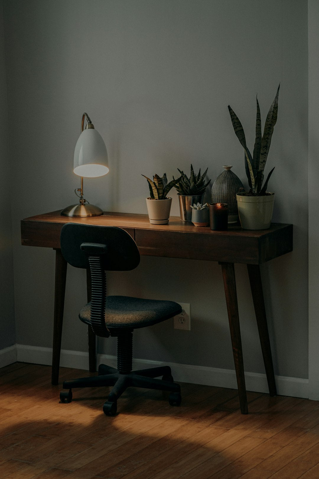 Natural vs Artificial Light: Home Office Lighting Guide