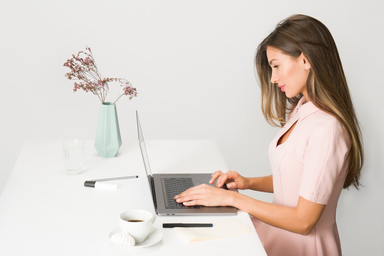 How to Choose the Right Height-Adjustable Desk for Your Workspace (2025 Guide)